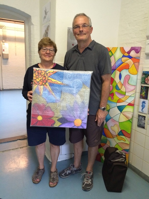 Mevrouw en meneer De Kunst nemen het schilderij 'Zon en bloemen' mee