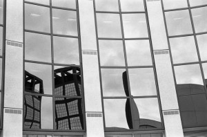 Reflectie Avéro-toren in Aegon-gebouw Leeuwarden by Janet Plantinga